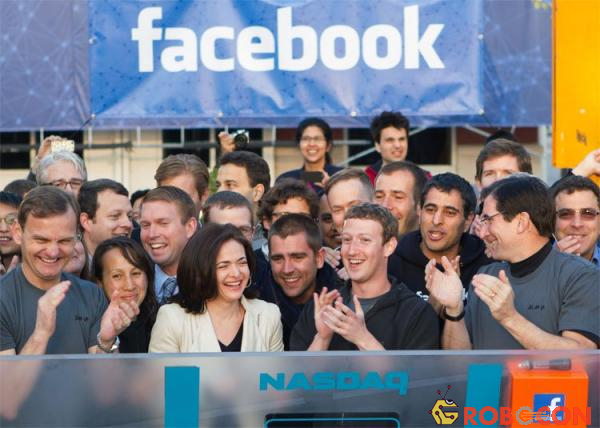 Ngày 18 tháng 5 năm 2012, Facebook lần đầu tiên phát hành cổ phiếu ra công chúng. 